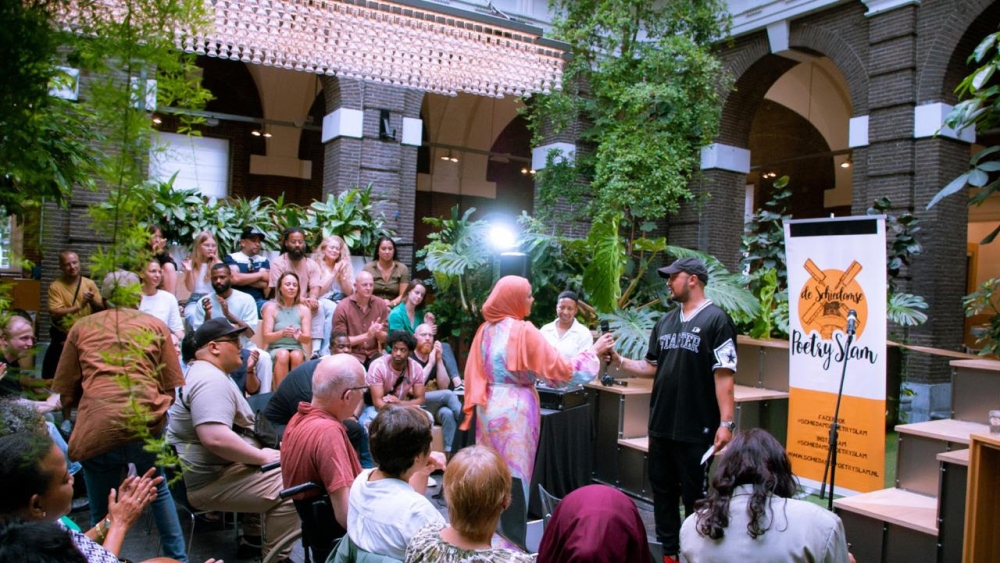 Poetry Slam biedt kunstenaars een podium: “Doorbreken niet altijd even makkelijk”