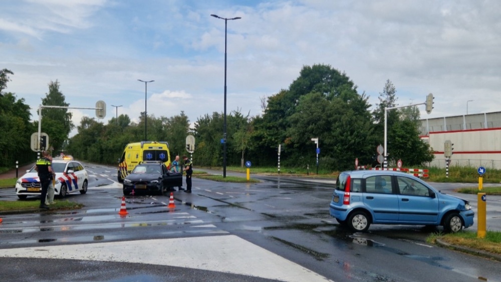 Aanrijding met twee auto's op kruispunt bij Burgemeester Heusdenslaan