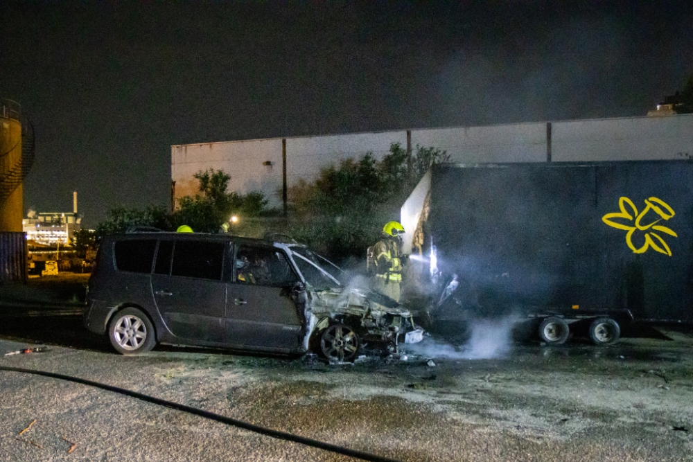 Weer brand op beruchte plek: auto en aanhangwagen in vlammen op