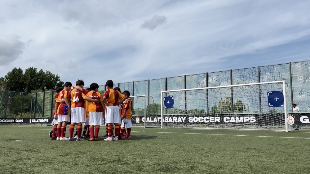 Galatasaray geeft voetbalclinics in Schiedam: ‘Misschien op stage in Turkije’