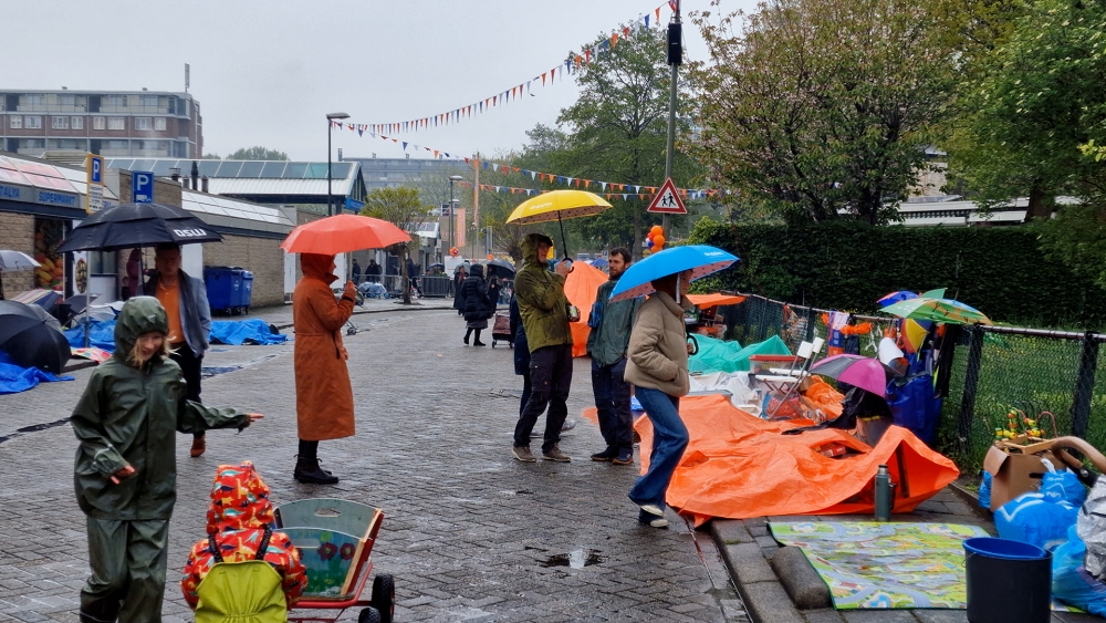 Gedoe met paraplu en plastic: nat begin Koningsdag in Kethel