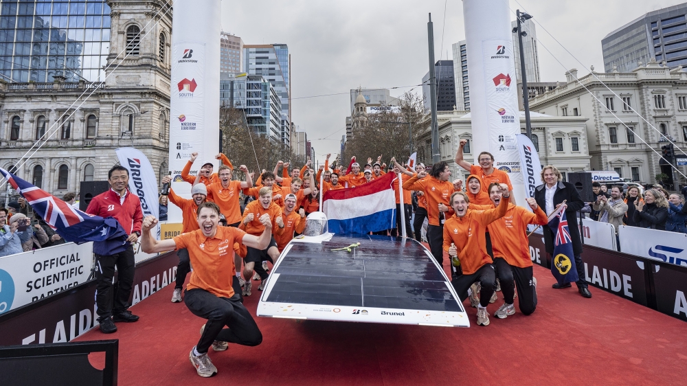Schiedammer Henk Wallenburg wereldkampioen zonneracen in Australië