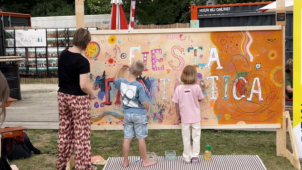 Circus, muziek en suikerspinnen: honderden bezoekers bij Kinderterras