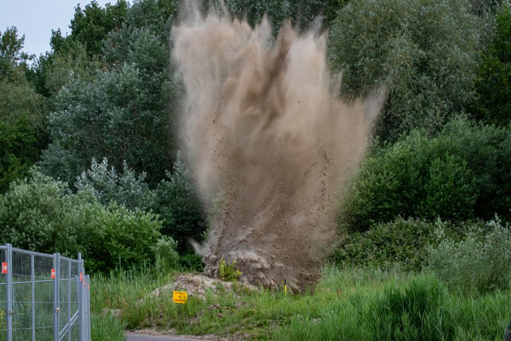 Een_aangetroffen_explosies_die_niet_was_afgegaan_is_gecontroleerd_tot_ontploffing_gebracht_in_de_Broekpolder.jpg