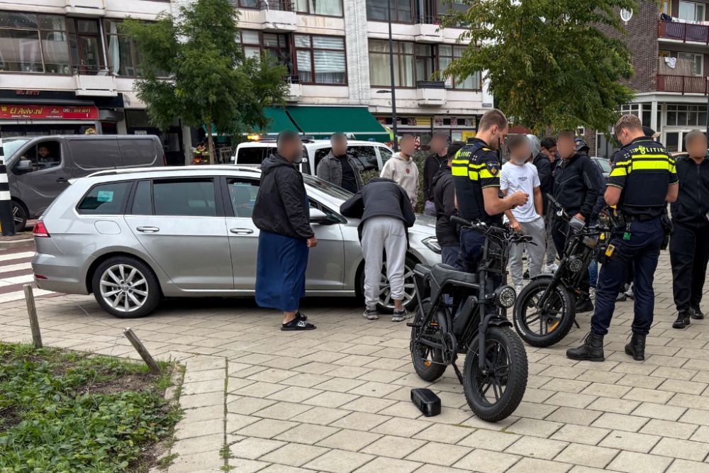Fatbike en taxi botsen op elkaar in Schiedam-Oost