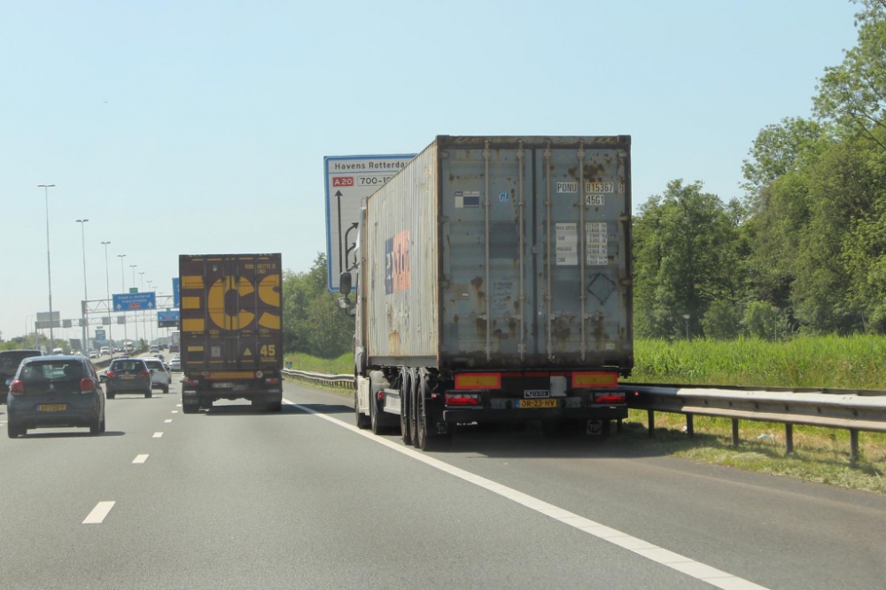 Ongeval tussen auto en vrachtwagen op A20