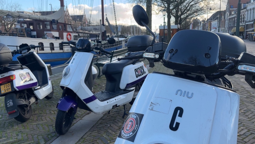 Deelscooters van Check tijdens hun laatste weken in Vlaardingen
