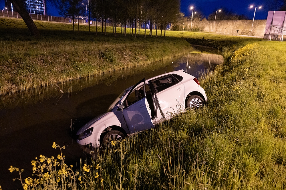 Auto schiet plotseling in stuurslot en belandt in sloot