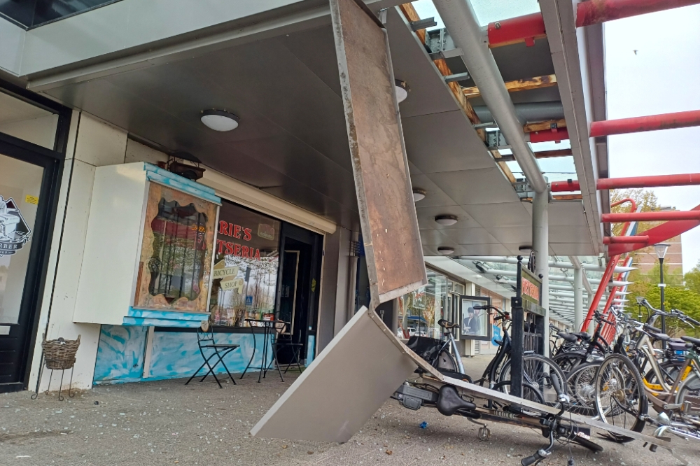 Plafondplaten komen naar beneden in Vlaardingse winkelstraat