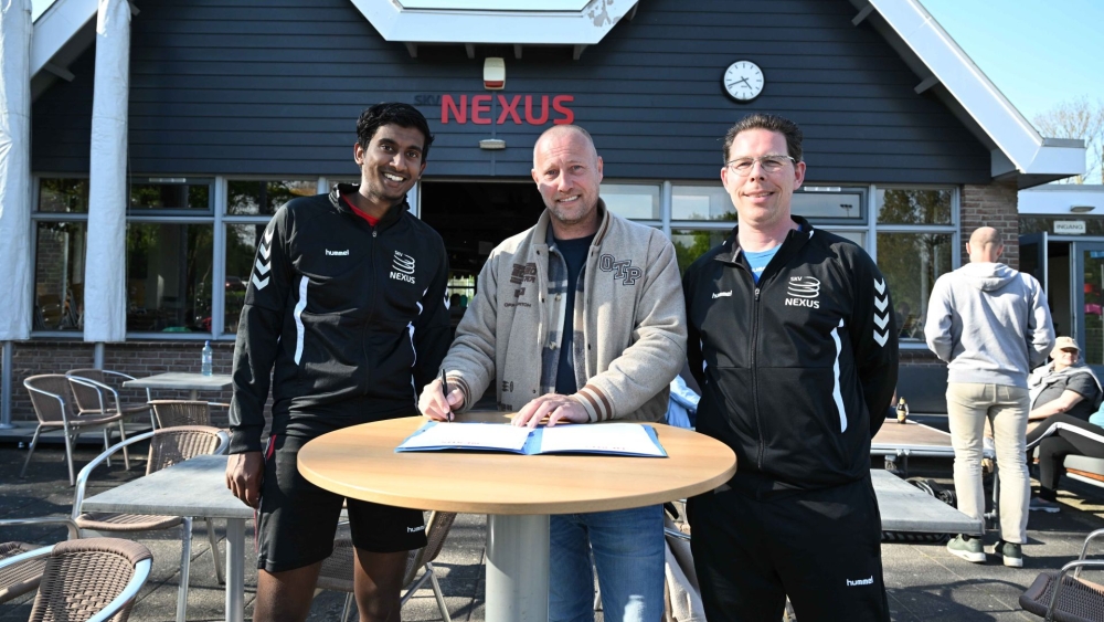 Ferry Puijk (midden) tekent het contract. Links Suthes Balasooriyan en rechts Sander van der Heide namens Nexus