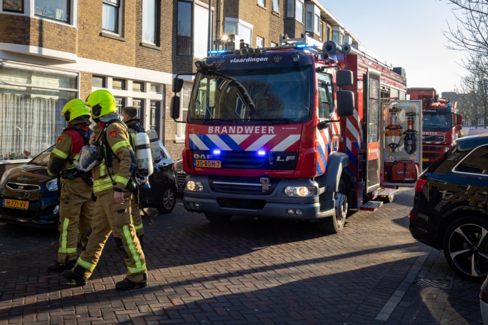 Bewoners gaan huis uit en bellen brandweer vanwege kortsluiting