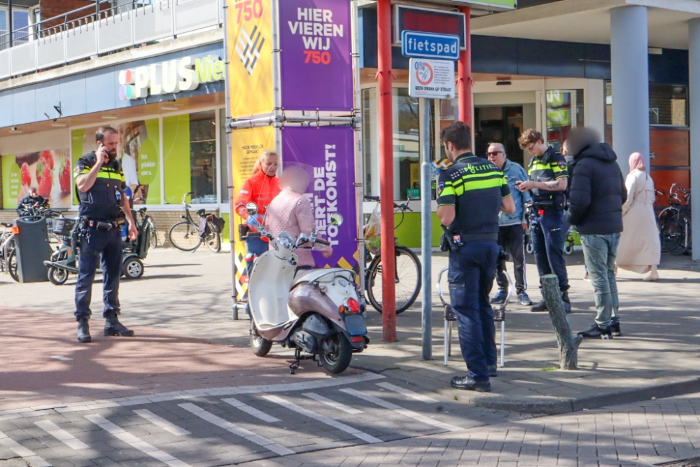 Scooterrijder gewond na botsing met auto op de Piersonstraat in Schiedam