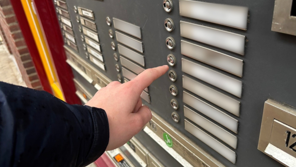 Politieman verkleed als ‘opa’ zorgt voor aanhouding oplichter in Vlaardingen