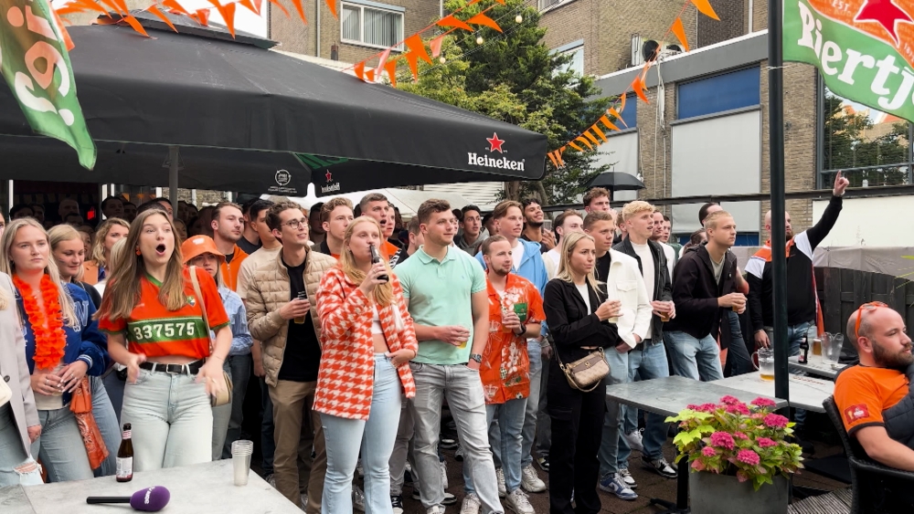 Kunnen we wel in de kroeg naar Oranje kijken bij het WK? ‘We zitten met de tijden’