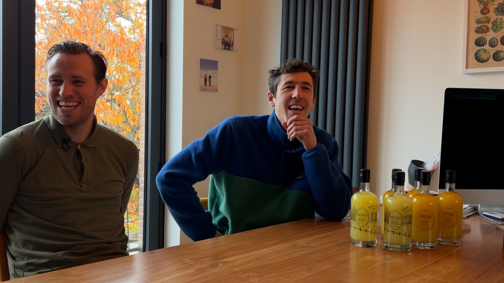 Vrienden brouwen 'uit verveling' Schiedamse limoncello: 'Zou tof zijn Schiedam op de limoncellokaart te zetten'