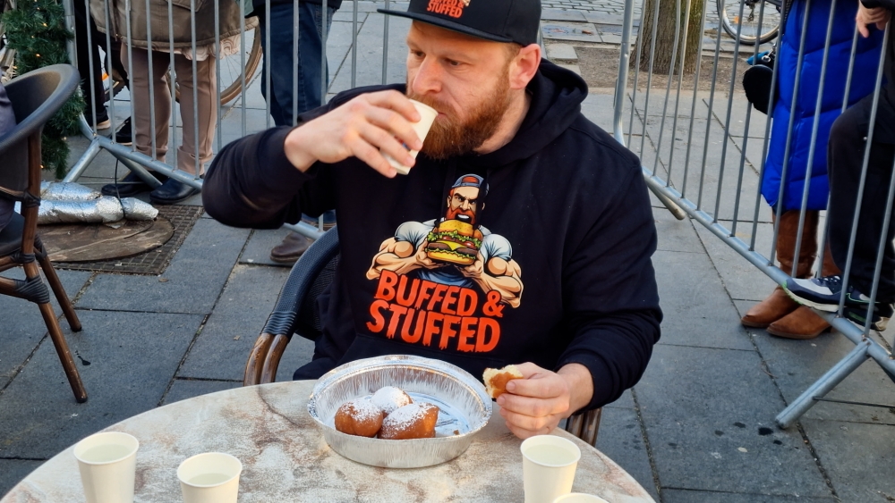 Vlaamse Michael pakt record: 18 oliebollen in 12 minuten