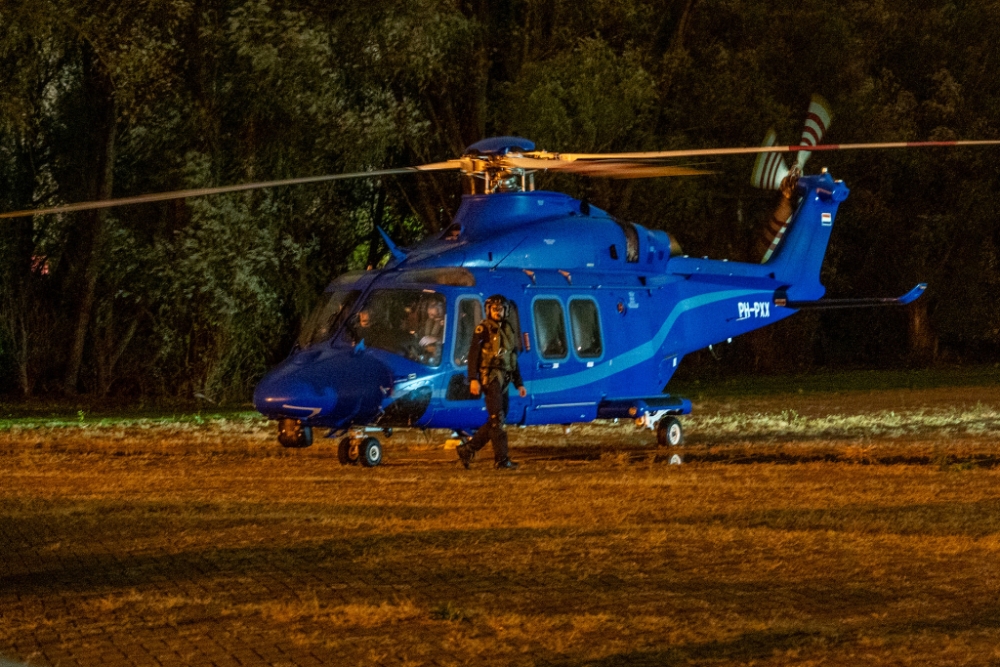 Twee politiehelikopters landen in Schiedam na oefening