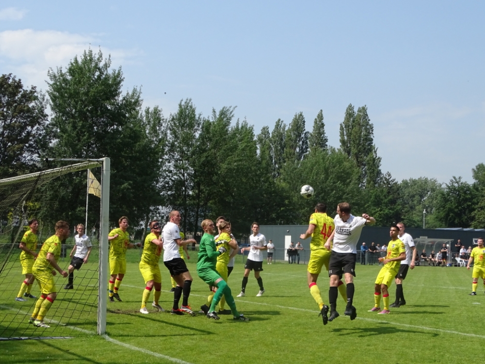 Vlaardingse derby: Victoria'04 rolt DVO'32 op
