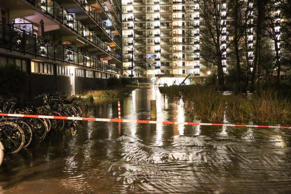 Waterstoring in Vlaardingen, leiding in Eksterlaan gesprongen