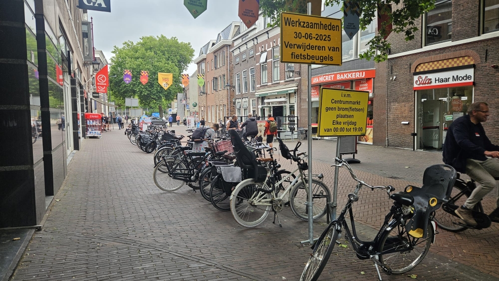 De fietsbeugels aan de Lange Kerkstraat worden verwijdert