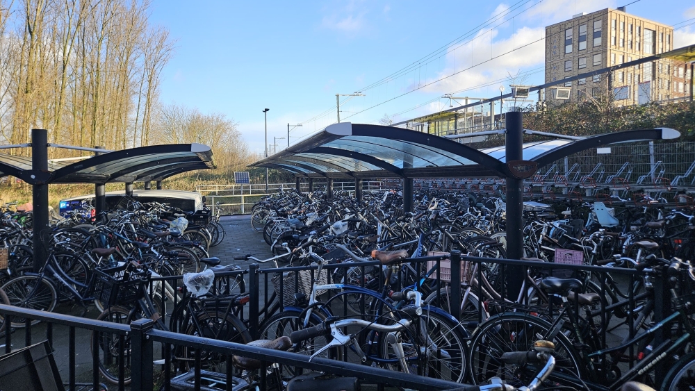 De overvolle fietsenstalling bij Station Vlaardingen Oost