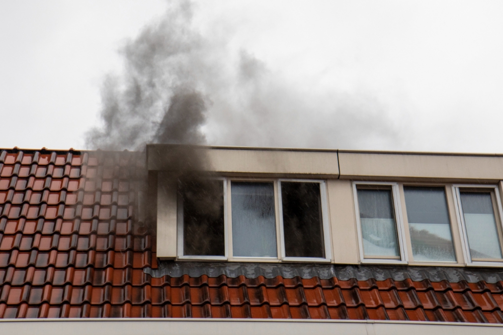 Veel rook bij brand in woning aan het Fabriplein: 'Mensen gelukkig veilig buiten'