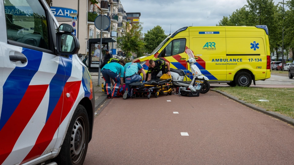 Scooterrijder gewond na botsing met fietser op het Nieuwlandplein in Schiedam