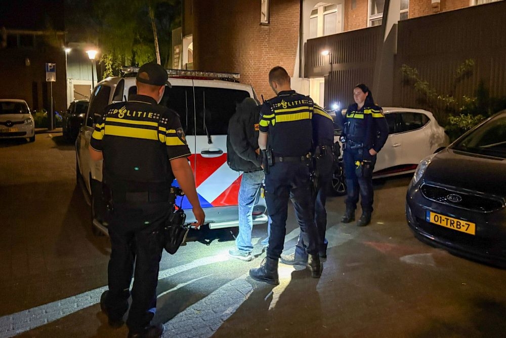 Man aangehouden die 'met mes op galerij van flat in Oostwijk liep'