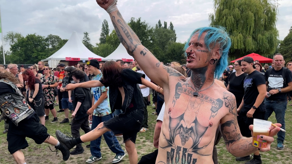 Headbangen, moshen en skaten op Rock ’n Ramps in Vlaardingen: “Je bent samen één”