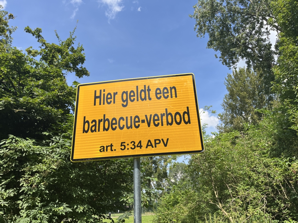 Verboden te BBQ'en: Schiedam plaatst borden, maar taalbarrière roostert de plannen