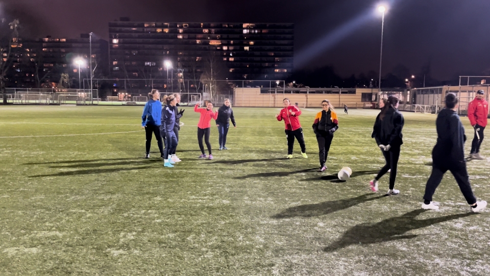 Vrouwenpower op het veld: Zwaluwen breiden uit met dertigplus voetbalteam