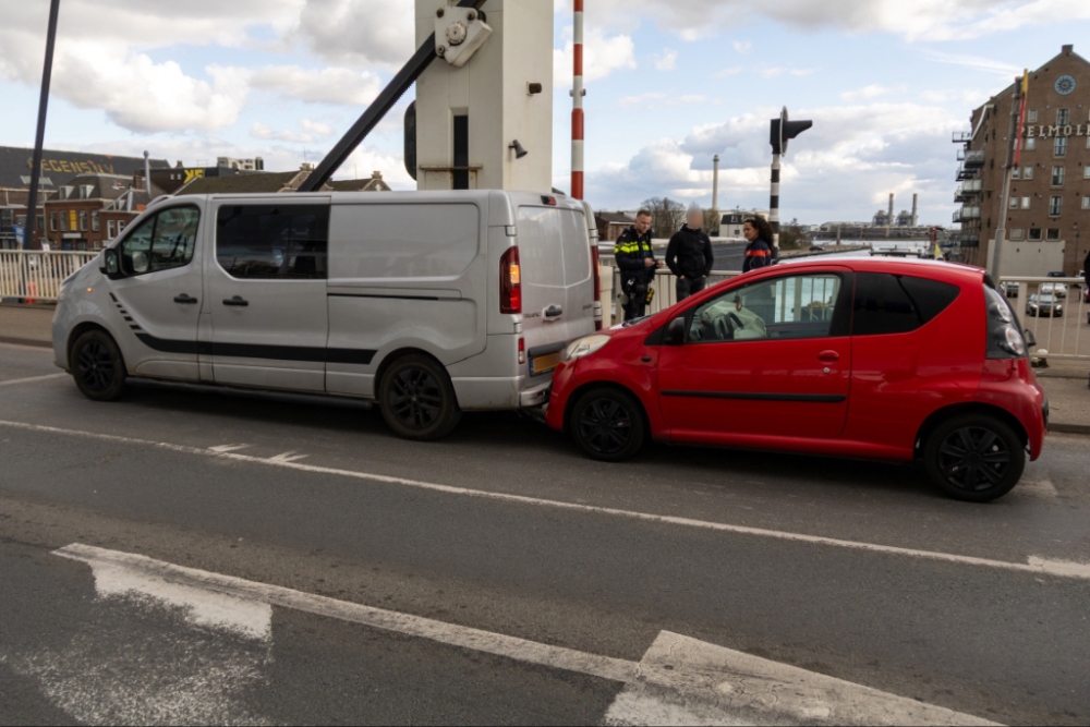 Airbags klappen uit nadat personenauto tegen voorganger rijdt