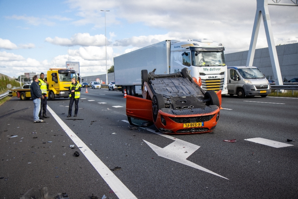 Nog een ongeval op de snelweg: auto op z'n kop