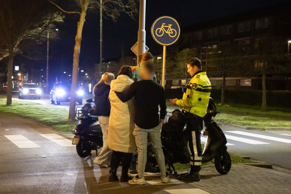 Scooterrijdster komt met de schrik vrij bij aanrijding
