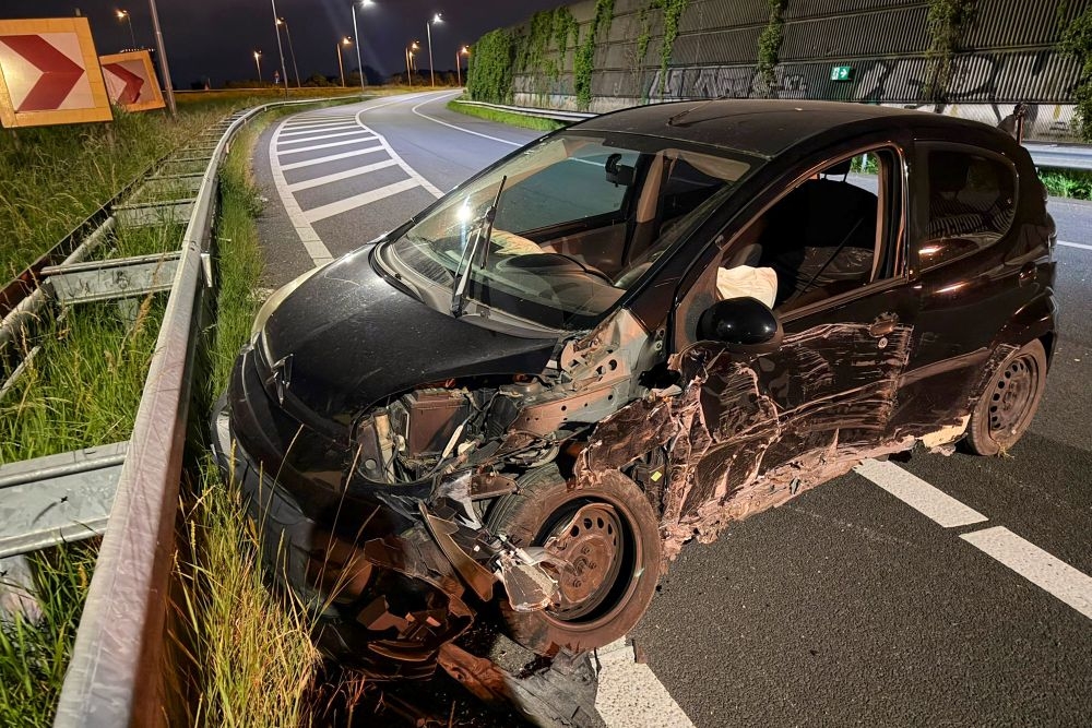 Auto crasht op snelweg, inzittenden vluchten weg