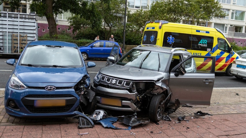 Frontale botsing met geparkeerde auto op Van Hogendorplaan, bestuurder gewond