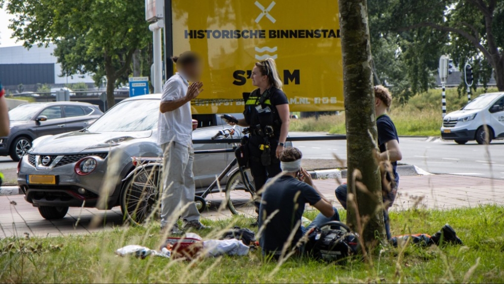Fietser met letsel naar ziekenhuis na aanrijding op ’s-Gravelandseweg