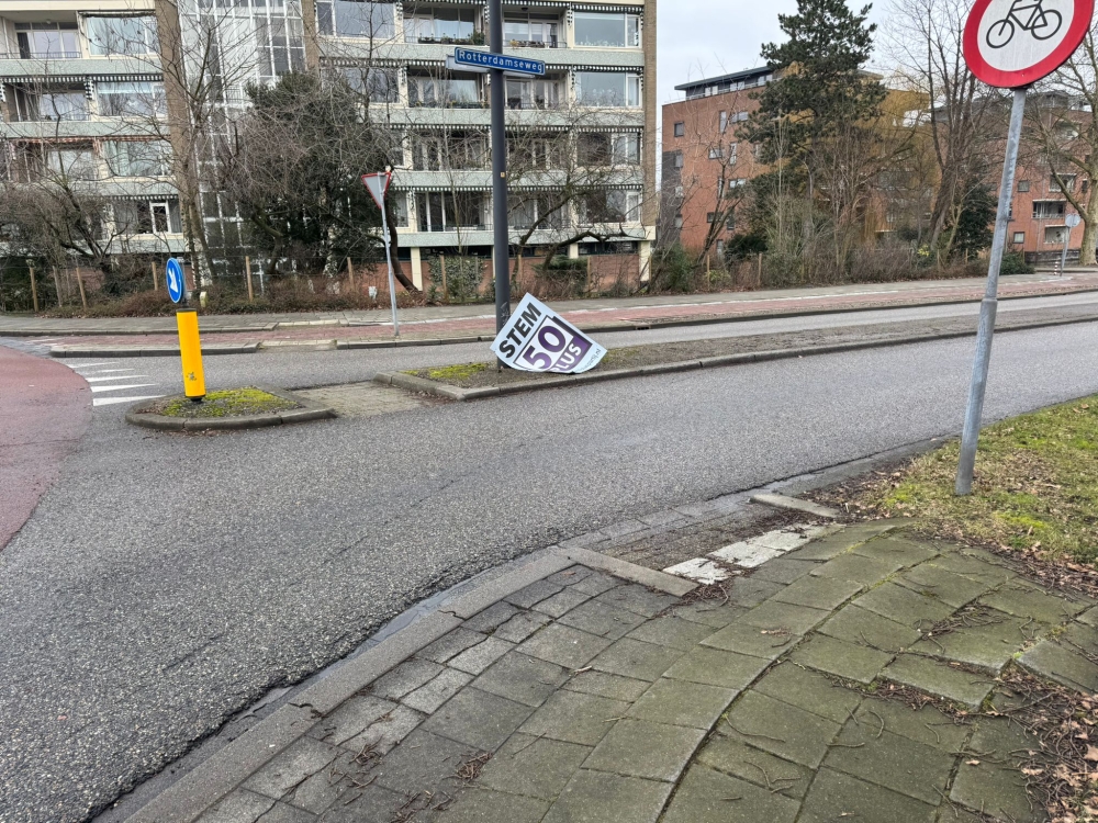 Een vernield bord van 50PLUS Vlaardingen