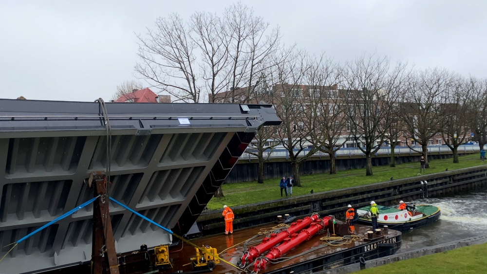 Nieuw brugdek van Oranjebrug feestelijk onthaald in Schiedam
