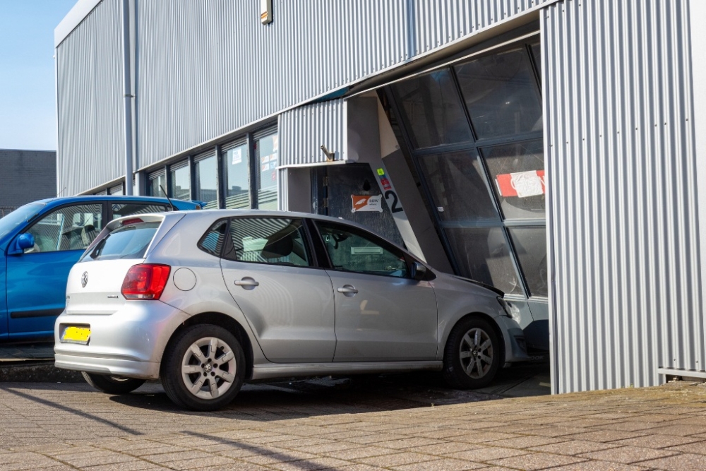 Automobilist rijdt tegen roldeur garagebedrijf aan: aanzienlijke schade