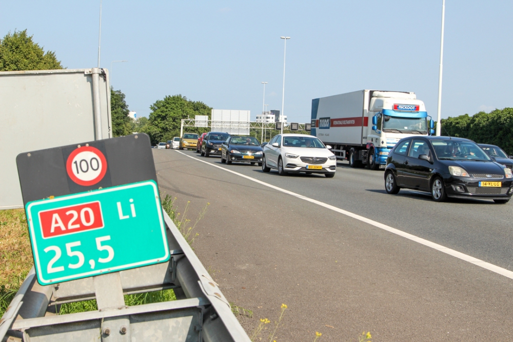 Aanrijding tussen drie auto's op de A20