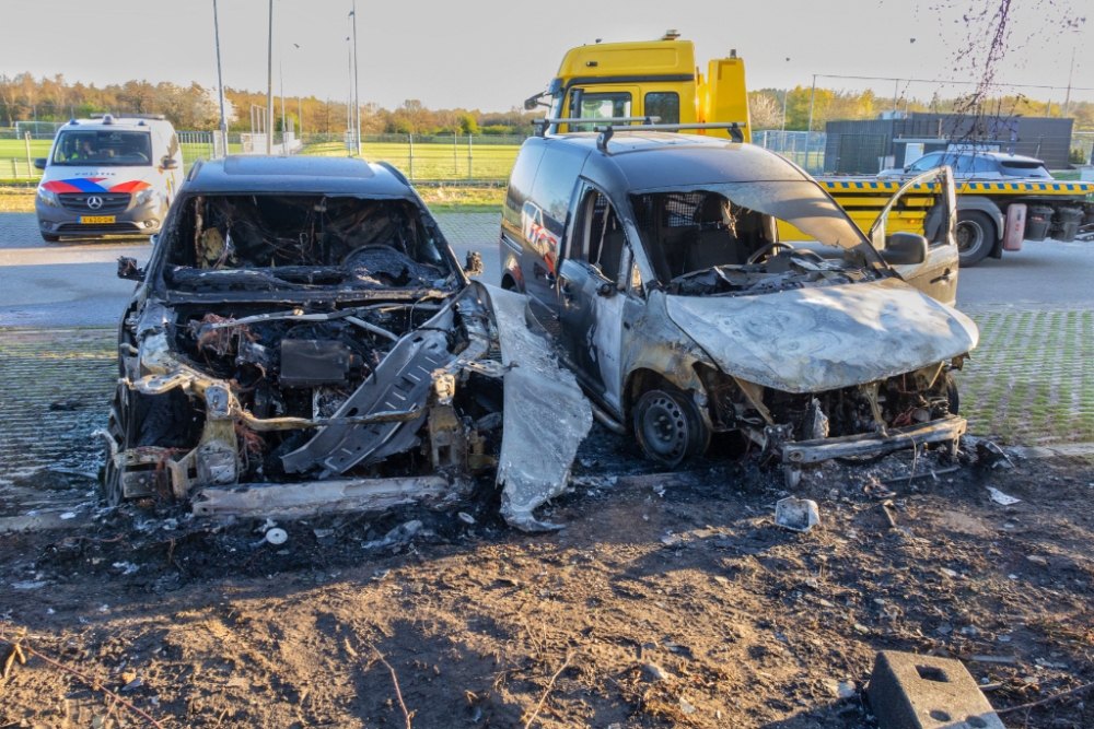 Twee auto&#039;s gaan in vlammen op bij voetbalvereniging Victoria&#039;04