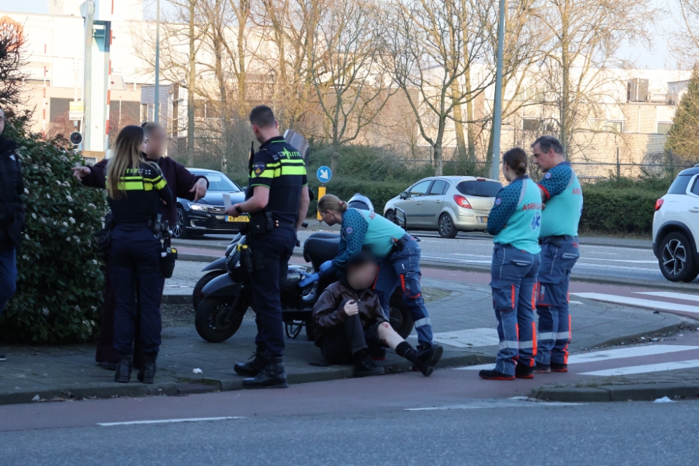 Scooterrijder aangereden door auto, automobilist rijdt door