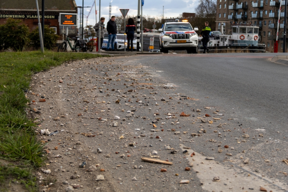 Vrachtwagen verliest lading in bocht bij Oosthavenkade en rijdt door