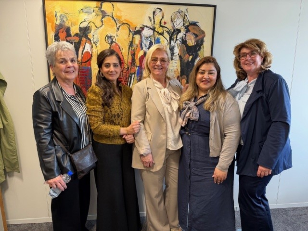 Mieke Wigmans (midden), Songül Mutluer (eerste links)