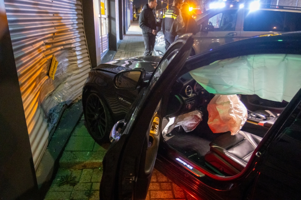 Flinke schade doordat auto garagedeur ramt