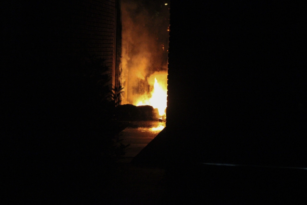 Afval en schutting in brand in Schiedam