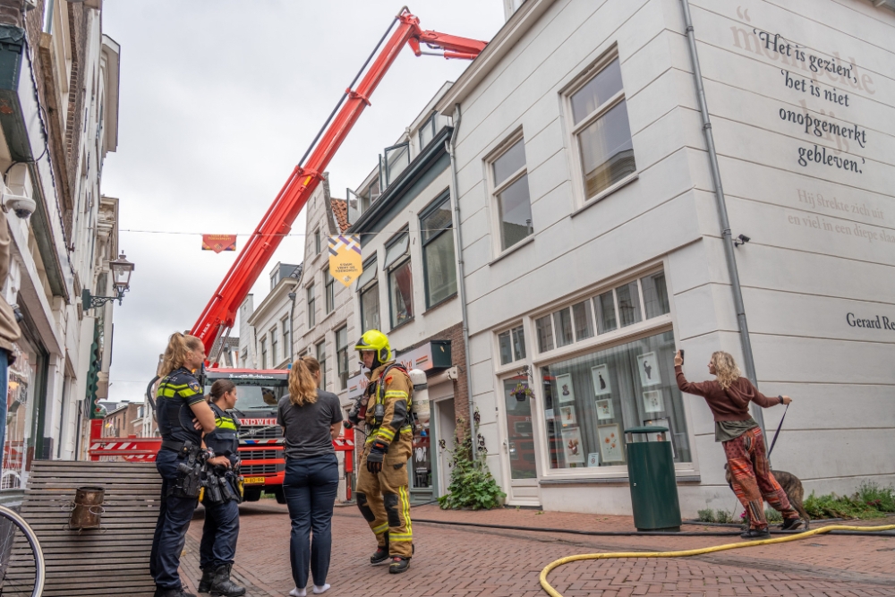 Brand in woning aan de Hoogstraat in Schiedam, bewoners veilig het huis uit
