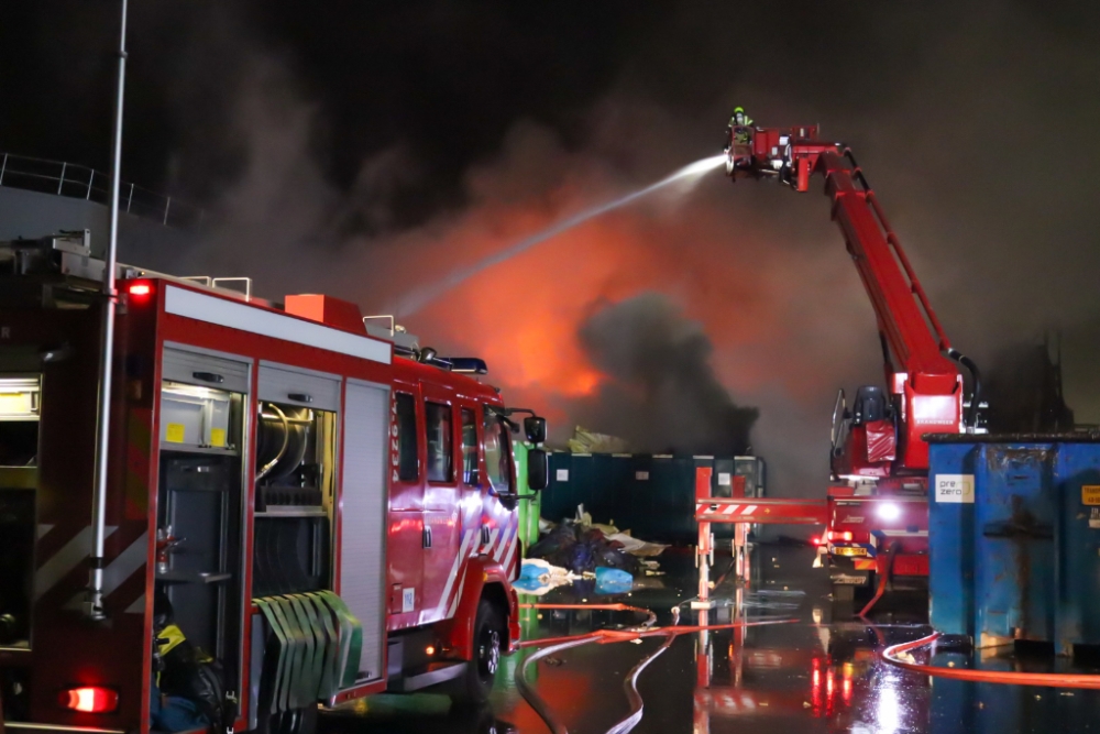 Zeer grote brand bij afvalverwerker na nacht blussen onder controle