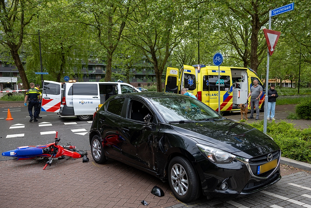 Motorbestuurder zonder rijbewijs gewond na botsing met auto op de Spechtlaan